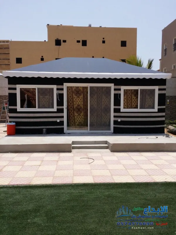 عمال تركيب خيام